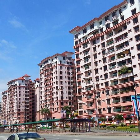 Kk Waterfront Suites At Marina Court Кота Кинабалу Екстериор снимка