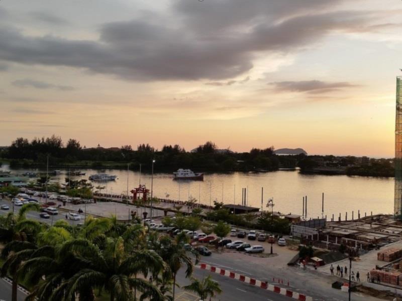 Kk Waterfront Suites At Marina Court Кота Кинабалу Екстериор снимка